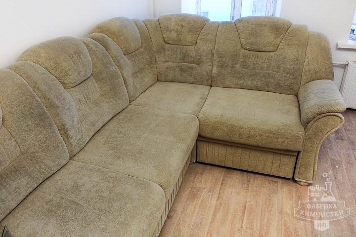 грязный флоковый диван до чистки