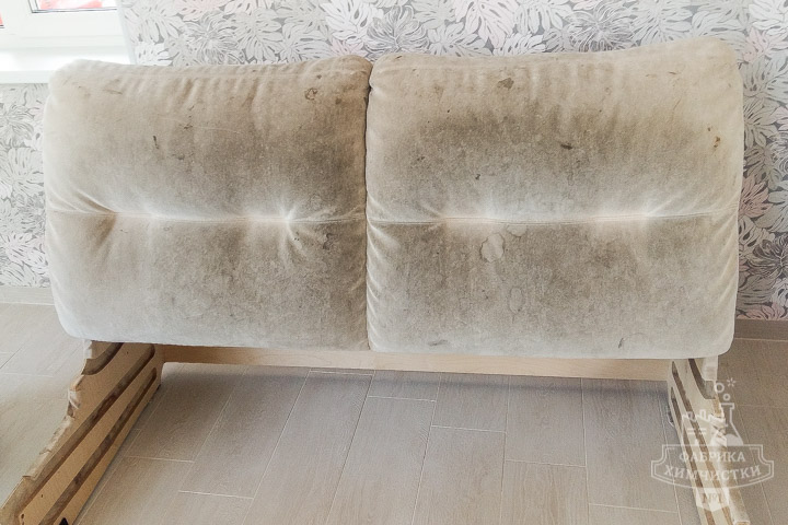 Грязная спинка дивана